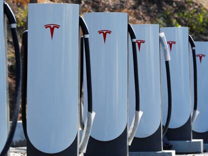 Cargadores Tesla para vehículos eléctricos.