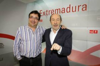 Los secretarios generales del PSOE, Alfredo Pérez Rubalcaba (d), y de los socialistas extremeños, Guillermo Fernández Vara (i), momentos antes de una de las reuniones que ha mantenido el líder del PSOE hoy en Mérida, además de un encuentro con militantes del partido.