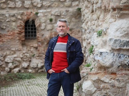 Juan Cortés, historiador, posando en los jardines del Emir Mohamed I de Madrid.