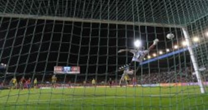 David Silva anota un gol con la selección española en el estadio Helmántico, en 2010.