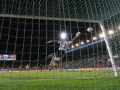 David Silva anota un gol con la selecci&oacute;n espa&ntilde;ola en el estadio Helm&aacute;ntico, en 2010.