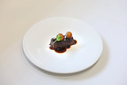 Lingote de ternera glaseado con esféricos de foie.