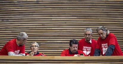 Miembros de las asociaciones de afectados por hepatitis C durante el debate en las Cortes Valencianas.
