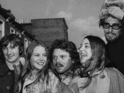 El cantante Scott Mckenzie, en el centro, posa con The Mamas &amp; The Papas en 1967.