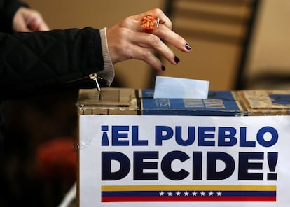 Una mujer deposita su voto durante el referéndum revocatorio al Gobierno de Nicolás Maduro, en Buenos Aires (Argentina), el 16 de julio de 2017. La oposición venezolana, convocada por la Asamblea Nacional, realizó una consulta electoral contra Nicolás Maduro, en la que se alcanzó un total de 7.186.170 millones de votos. La Mesa de la Unidad Democrática (MUD) convocó en un referéndum a los venezolanos en 559 ciudades de 101 países, tras tres meses de fuertes protestas en las calles. El régimen de Nicolás Maduro se opuso a autorizar este referéndum revocatorio del mandato presidencial, que con los votos escrutados habría salido adelante. Dicha consulta tampoco contó con la aprobación del Consejo Nacional Electoral (CNE).