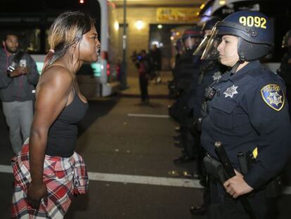 Una manifestant s'encara amb una policia a Emeryville aquest dimarts.