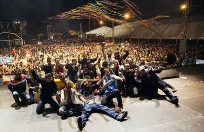 La Pegatina se saca una foto con el p&uacute;bico del Vi&ntilde;a Rock tras su concierto.