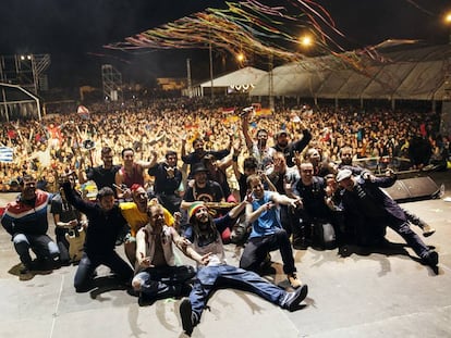 La Pegatina se saca una foto con el p&uacute;bico del Vi&ntilde;a Rock tras su concierto.