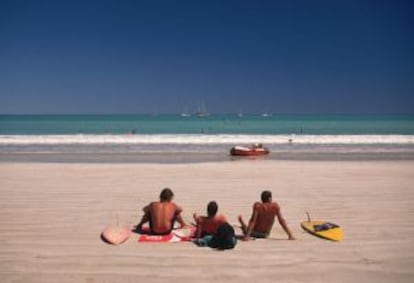 Surfistas en la playa de Cable Beach, en Broome (Australia).