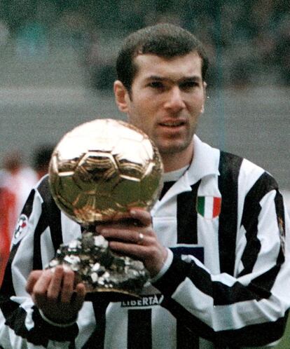 Zinedine Zidane mostra o troféu conquistado em 1998 aos torcedores da Juventus, antes de uma partida contra o Bari, em Turim (Itália).