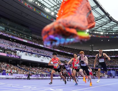 Los atletas participantes de la prueba de 4x400 metros relevos, compiten durante la primera serie. 