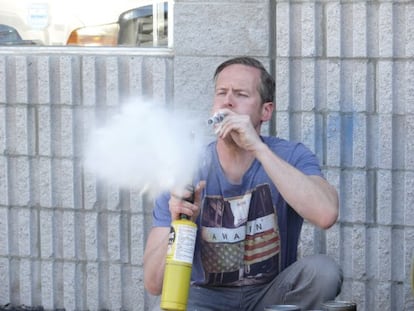 Tim Shaw, en uno de los experimentos de la serie 'La ciencia a tus pies'