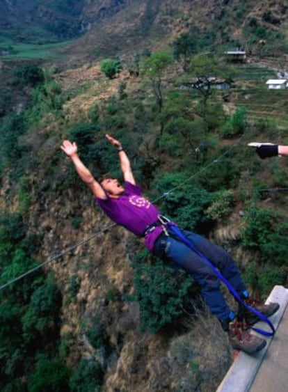 'Puenting' de 160 metros sobre la garganta de Bhote Kosi, en Nepal, cerca de la frontera con Tíbet.