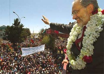 El nuevo presidente de Bolivia, Carlos Mesa, saluda a la multitud que le recibió ayer en El Alto.