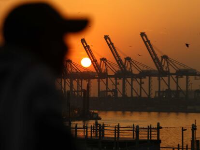 Un hombre observa la puesta de sol en Karachi, Pakistán, en fin de año.