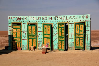 Retretes en Chott el Djerid, al sur de Túnez.