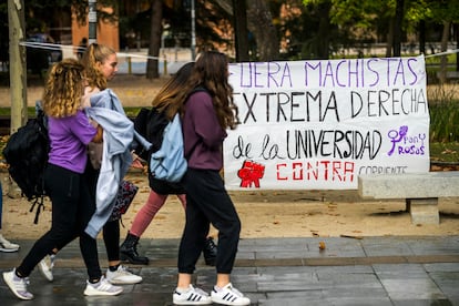 Un cartel de rechazo a los gritos machistas del colegio mayor Elías Ahuja, en la Ciudad Universitaria de Madrid el lunes.