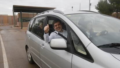 Jordi Sánchez, a la salida de la prisión de Lledoners en su primer permiso.