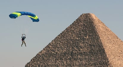 
Egipto celebra la cuarta edición del Festival de Deportes Aéreos. En la imagen, un paracaidista sobrevuela la Gran Pirámide de Guiza. Decenas de deportistas internacionales volarán sobre la séptima maravilla del mundo más antigua.