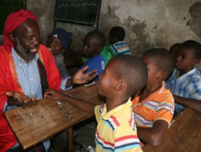 Babacar Art habla con los niños de una escuela coránica del barrio. Babacar Traoré es un escultor nacido y criado en Medina al que han nombrado Buru Medina (rey de la Medina) por sus constantes esfuerzos por mejorar las condiciones de este enclave.