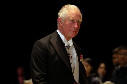 O príncipe Charles, herdeiro ao trono britânico, assistiu ao jantar de gala e a toda a cerimônia de entronização sem sua esposa, Camila.