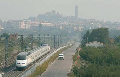 El AVE, a su llegada a la estación de Lleida tras su primer viaje comercial