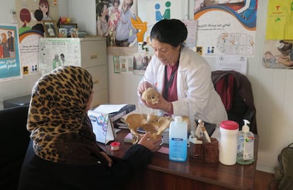 Mamá Munira en su consulta del campo de refugiados de Zaatari.