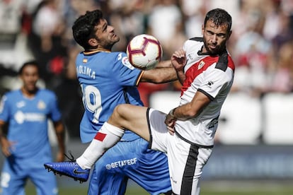 Jorge Molina (Getafe CF) fights for control of the ball with Jordi Amat (Rayo Vallecano), La Liga match between Rayo Vallecano vs Getafe CF at the Vallecas stadium in Madrid, Spain, October 21, 2018 .