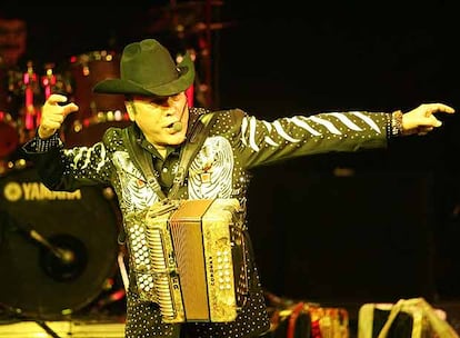 Jorge Hernández, cantante de Los Tigres del Norte, durante el concierto de anoche en Madrid.