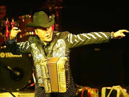 Jorge Hernández, cantante de Los Tigres del Norte, durante el concierto de anoche en Madrid.