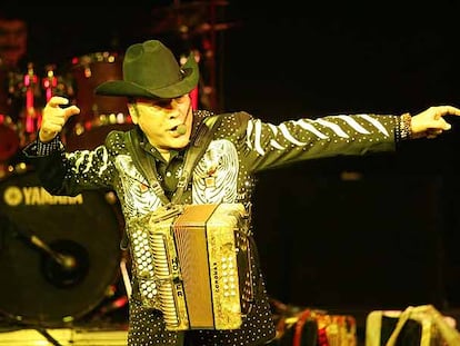 Jorge Hernández, cantante de Los Tigres del Norte, durante el concierto de anoche en Madrid.