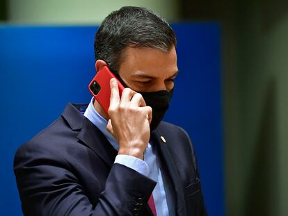 Sánchez habla por un teléfono móvil durante una cumbre celebrada en Bruselas en julio de 2020.