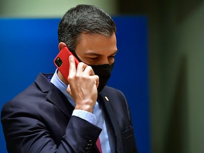 El presidente del Gobierno, Pedro Sánchez, hablaba por teléfono en una cumbre europea en Bruselas, en julio de 2020.