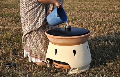 El italiano Gabriele Diamanti ha desarrollado un invento que logra convertir cinco litros de agua salada en potable al día utilizando el calor del sol.