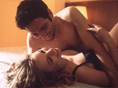 Natalia Verbeke y Ernesto Alterio, en una imagen de <i>El otro lado de la cama,</i> de Emilio Martínez-Lázaro.