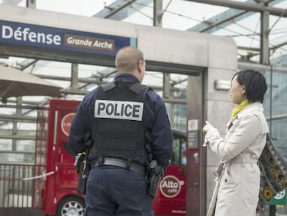 Un policía en la entrada del metro en La Defense, en París, donde fue atacado un militar.