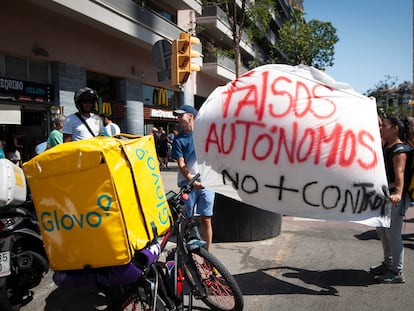 Protesta de trabajadores de Glovo frente a la Sagrada Familia.