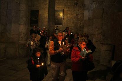 Parte del v&iacute;a crucis que se celebr&oacute; en Jerusal&eacute;n tras el anuncio de la dimisi&oacute;n del Papa. 