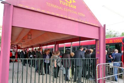 Ocho autobuses saboteados en el arranque de la Feria de Abril en Sevilla