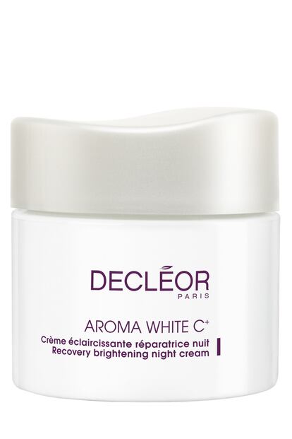 Combate las manchas mientras duermes con la Crème Éclaircissante Reparatrice Nuit de la línea Aroma White+C de Décleor. Es un tratamiento despigmentante para la noche, el momento en el que las células se regeneran y la piel se repara del estrés oxidativo sufrido durante el día. Aporta hidratación y nutrición, pero también aporta un efecto iluminador. Contiene extracto de regaliz, con efectos relajantes. Su precio es de 55,50 euros.