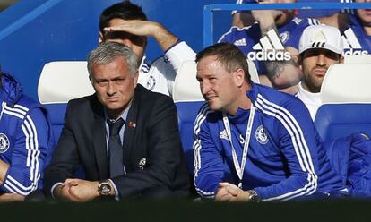 Cesc, con gorra, en el banquillo junto a Mourinho.