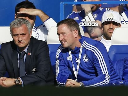 Cesc, con gorra, en el banquillo junto a Mourinho.