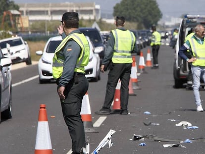 Agentes de la Guardia Civil de Tr&aacute;fico intervienen tras un accidente. 