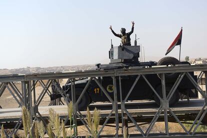 Un convoy de soldados de las fuerzas especiales iraquíes se dirigen al frente de Qaraqosh en la batalla por liberar Mosul.
