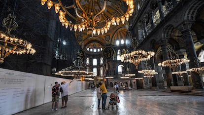 Varios visitantes pasean por Santa Sofía.