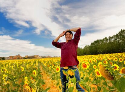 El actor Carmelo Gómez, en un campo de girasoles de Sahagún (León)