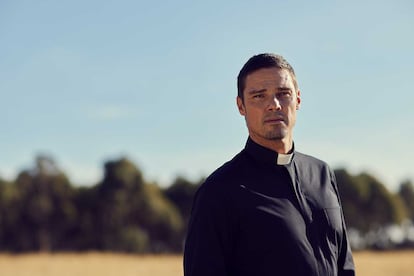 Jay Ryan en la serie Scrublands.