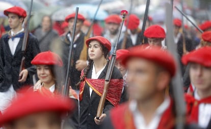 La compañía mixta Jaizkibel, en la que las mujeres participan también como soldados en el alarde de Hondarribia (Gipuzkoa).