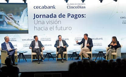 Julio César Fernández. Director de desarrollo de negocio y soporte Operaciones de Servicios Tecnológicos de Cecabank, Juan Luis Encinas, Managing Director de Iberpay, Juan Carlos Guirado. CEO de STMP, Ángel Nigorra. Director general de Bizum y Anayansi Ramírez. Directora general de EURO 6000.