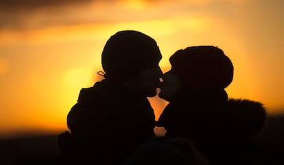 Una pareja se besa durante la puesta de sol en Madrid por San Valentín